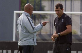 Mauro Silva e Carille conversam durante treino desta tera-feira no CT