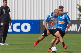Régis e Vital seguem treinando sendo observados por Fábio Carille