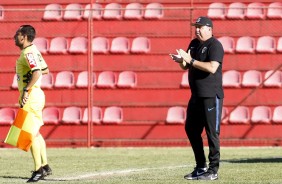 Tcnico do Corinthians sub-23 durante jogo contra o Taubat, pela Copa Paulista