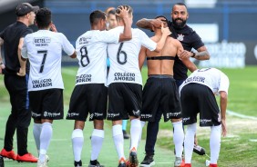 Jogadores do Sub-20 comemorando gol contra o Vitória, pelo Brasileiro da categoria