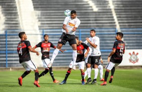 Nathan no momento em que cabeceia a bola contra o Vitória, pelo Brasileiro Sub-20