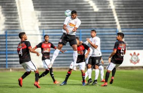 Nathan no momento em que cabeceia a bola contra o Vitria, pelo Brasileiro Sub-20