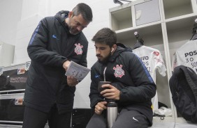 Bruno Mndez recebe instrues de Cuca antes do amistoso contra o Londrina