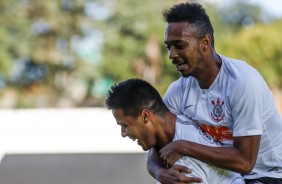 Felipe comemora seu gol contra o Taboão da Serra, pelo Paulista Sub-20