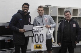 Henrique celebra 100 jogos como jogador do Corinthians no amistoso contra o Londrina