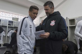 Pedrinho recebe instrues de Cuca antes do amistoso contra o Londrina