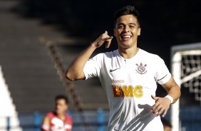 Sandoval comemora seu gol contra o Taboão da Serra, pelo Paulista Sub-20