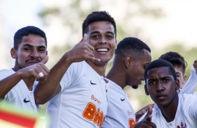 Sandoval e companheiros comemorando a goleada sobre o Taboão da Serra, pelo Paulista Sub-20