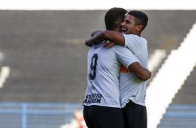 Sandoval e Felipe comemoram seus gols contra o Taboão da Serra
