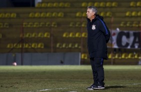 Técnico do Corinthians sub-23 durante derrota para a Portuguesa