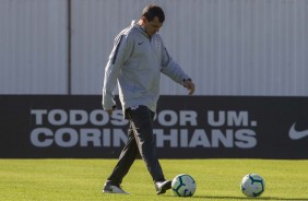 Carille durante treino que prepara o time para jogo amistoso contra o Londrina