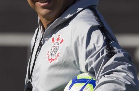 Carille durante treino que prepara o time para jogo amistoso contra o Londrina