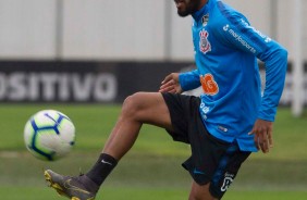 Everaldo durante treino que prepara a equipe do Corinthians para amistoso contra o Londrina