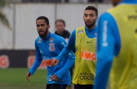 Everaldo e Clayson durante treino que prepara a equipe do Corinthians para amistoso