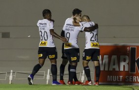 Jogadores do Corinthians comemoram gol contra o Vila Nova, em partida amistosa