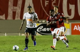 Júnior Urso durante amistoso entre Vila Nova e Corinthians