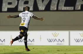 Love comemora seu gol no amistoso entre Vila Nova e Corinthians