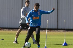 Meia Jadson durante treino que prepara o time para jogo amistoso contra o Londrina