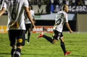 Meia Rgis comemora seu gol durante amistoso entre Vila Nova e Corinthians