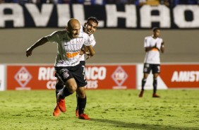 Rgis comemora seu gol durante amistoso entre Vila Nova e Corinthians