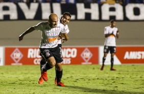 Régis comemora seu gol durante amistoso entre Vila Nova e Corinthians