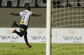 Vagner Love comemora seu gol no amistoso entre Vila Nova e Corinthians