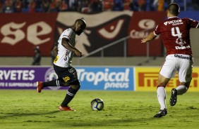 Vagner Love durante amistoso entre Vila Nova e Corinthians