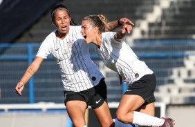 Victória e Tamires comemoram seus gols contra o São Francisco, pelo Brasileiro Feminino