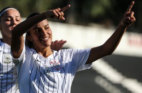 As meninas do Corinthians atropelaram o So Francisco, da Bahia, na tarde deste domingo