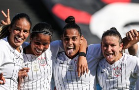 As meninas do Corinthians atropelaram o São Francisco, da Bahia, na tarde deste domingo
