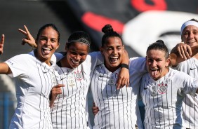 A mulheradas do Corinthians Feminino comemora a goleada por 9 a 0 sobre o São Francisco