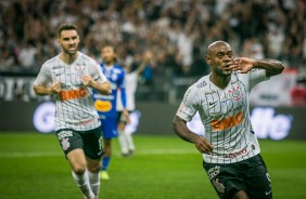 Boselli e Love comemoram o gol do Corinthians contra o CSA, na Arena, pelo Brasileirão
