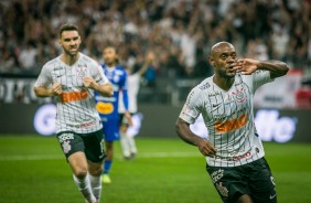 Boselli e Love comemoram o gol do Corinthians contra o CSA, na Arena, pelo Brasileiro