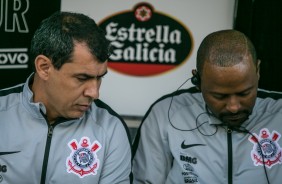 Carille e Fabinho no banco durante jogo contra o CSA, na Arena Corinthians, pelo Brasileirão