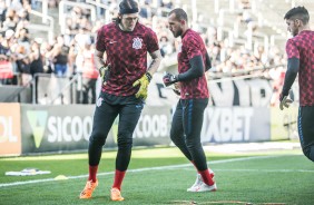 Cássio e Walter se aquecem antes do jogo contar o CSA, pelo Brasileirão, na Arena Corinthians