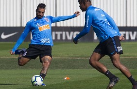 Jogadores do Corinthians treinam nesta sexta-feira