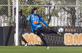 Jogadores do Corinthians treinam neste sbado