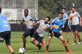 Jogadores do Corinthians treinam neste sbado