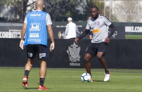 Jogadores do Corinthians treinam neste sbado