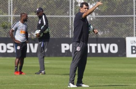 Jogadores do Corinthians treinam neste sbado