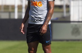 Jogadores do Corinthians treinam neste sbado