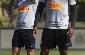 Jogadores do Corinthians treinam neste sbado