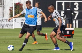 Jogadores do Corinthians treinam neste sbado