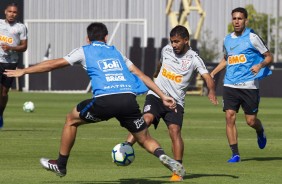 Jogadores do Corinthians treinam neste sbado