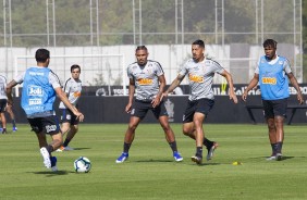 Jogadores do Corinthians treinam neste sbado