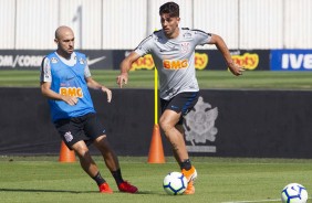 Jogadores do Corinthians treinam neste sbado