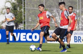 Jogadores do Corinthians treinam neste sbado