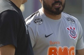 Jogadores do Corinthians treinam neste sbado