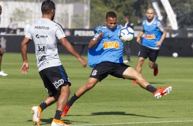 Jogadores do Corinthians treinam neste sbado