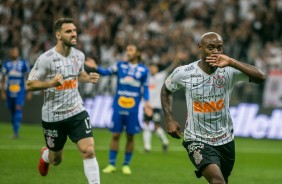 Love comemora seu gol contra o CSA, pelo Campeonato Brasileiro, na Arena Corinthians